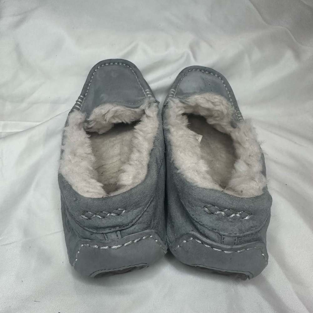Women’s UGG loafers in a size 7 (5.5-6 in kids) - Picture 5 of 5